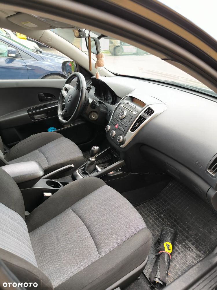 Kia Ceed 1.6 L - 7