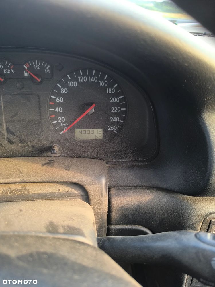 Volkswagen Passat 1.6 - 3