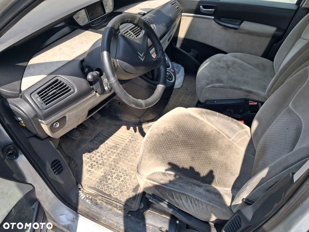 Citroen C8 Peugeot 807 silnik kompletny 2.2 HDI 128KM 4HW DW12 TED4 kolektor przepustnica wtrysk pompa alternator sprężarka skrzynia biegów dwumasa drzwi EZR srebrne klapa maska zderzak lusterko listwa przesuwne boczne klamka zamek rolka wahacz czujnik ciśnienia doładowania mikrostyk blenda pas konsola schowek boczek drzwi fotel obrotowy fotele elektryczne magistrala wody podsufitka panel sterownik wyświetlacz moduł szyba poduszka kierownica manetki zwijak radio mechanizm wydech tłumik mcperson zacisk hamulcowy lampa felga hak czujnik parkowania moduł BSM BSI lampa xenon europa zbiorniczek rura przewód wyświetlacz NA CZĘŚCI WSZYSTKIE CZĘŚCI - 13