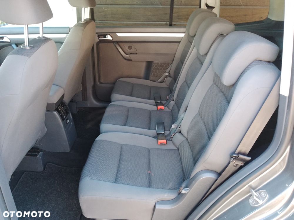 Volkswagen Touran - 12