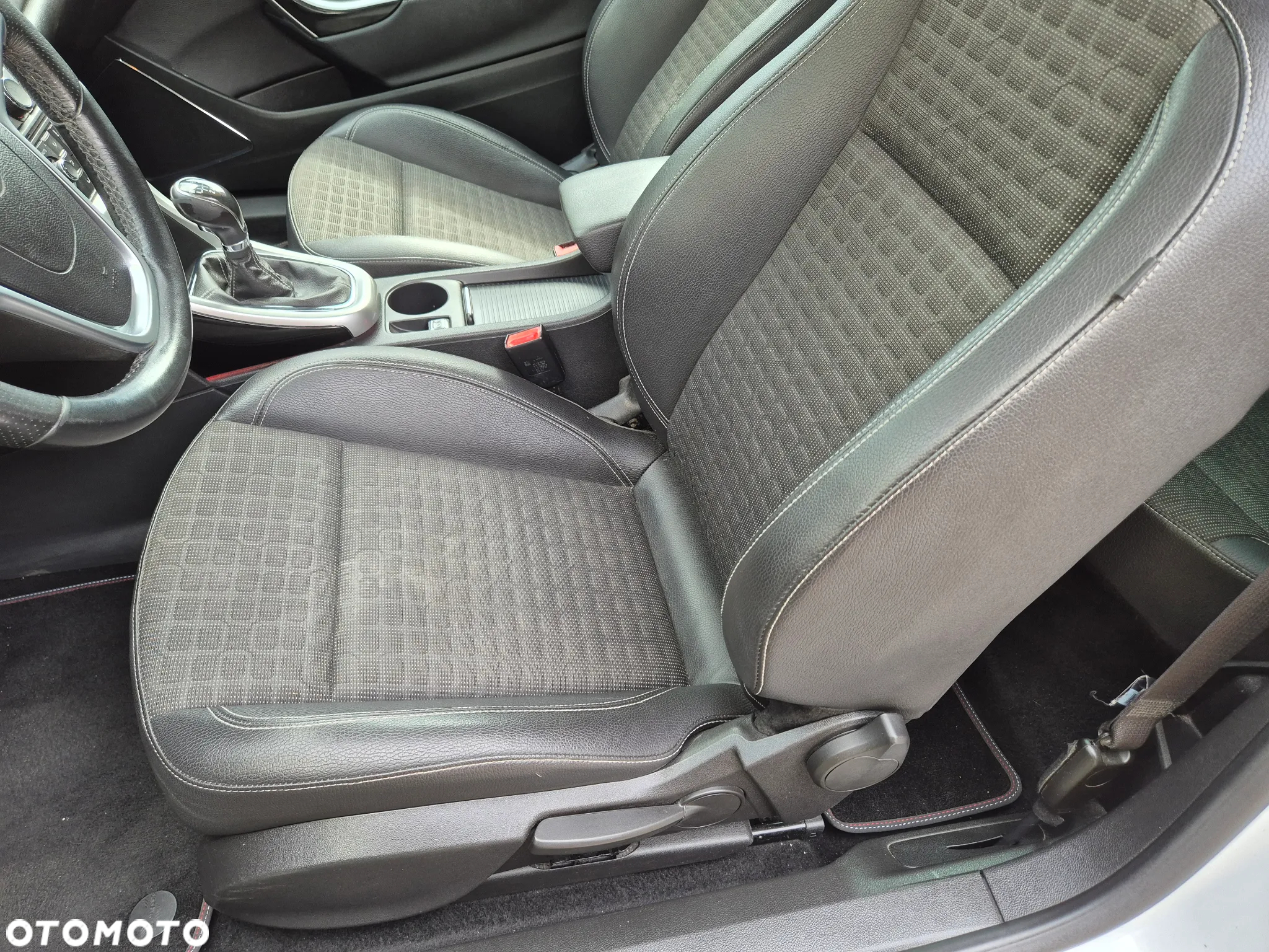 Opel Astra IV GTC 1.4 T Sport - 9