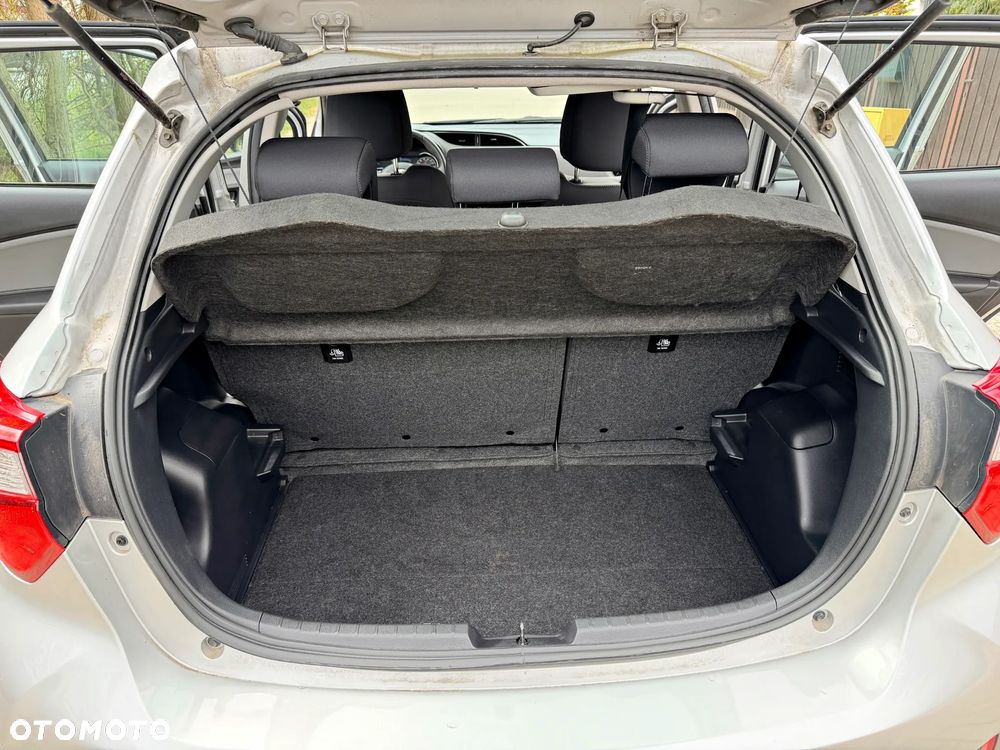 Toyota Yaris Hybrid 100 Sol - 12