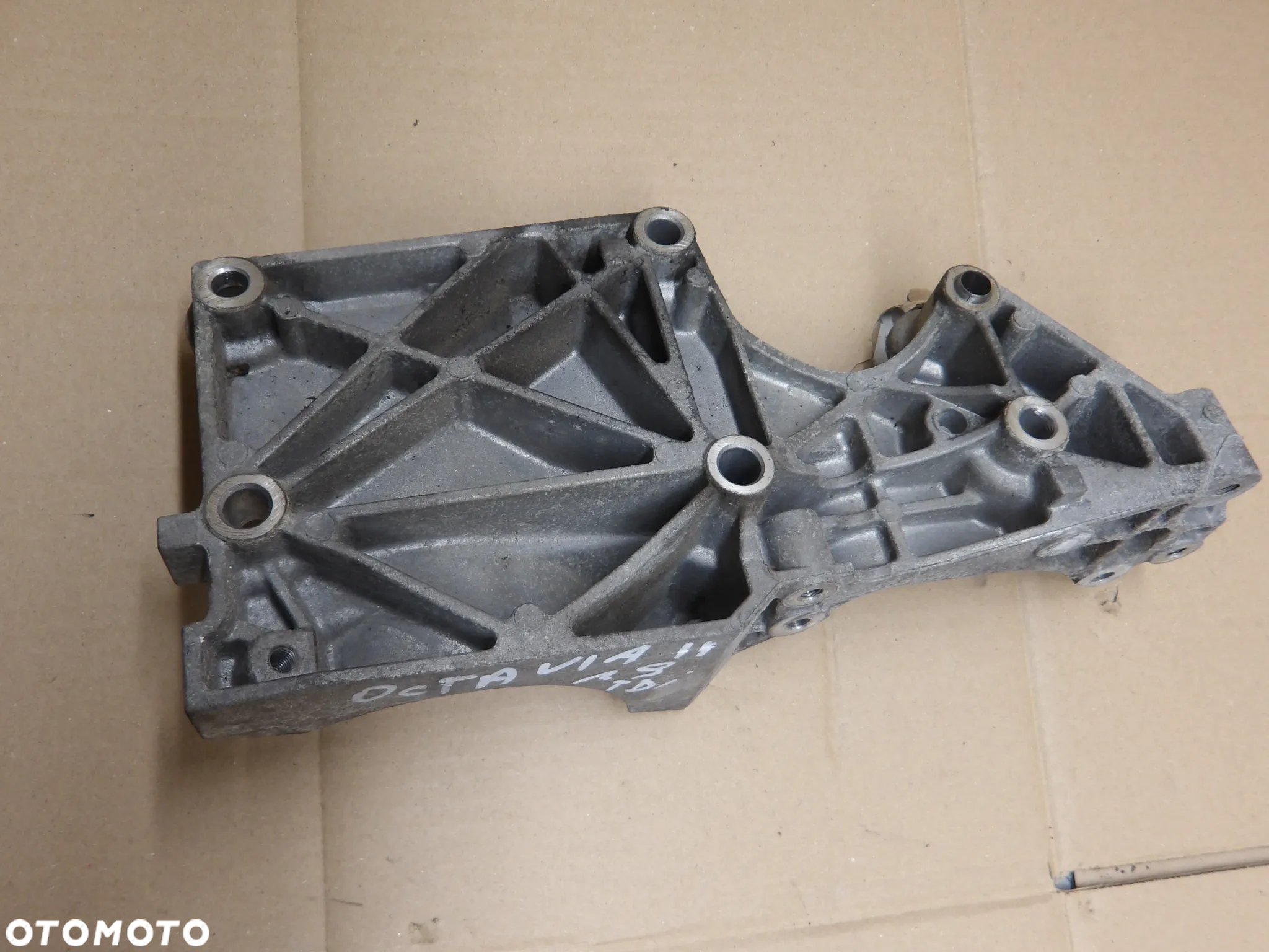 SKODA OCTAVIA II HB 04-08 1.9 TDI ŁAPA ALTERNATORA 038903143 - 2