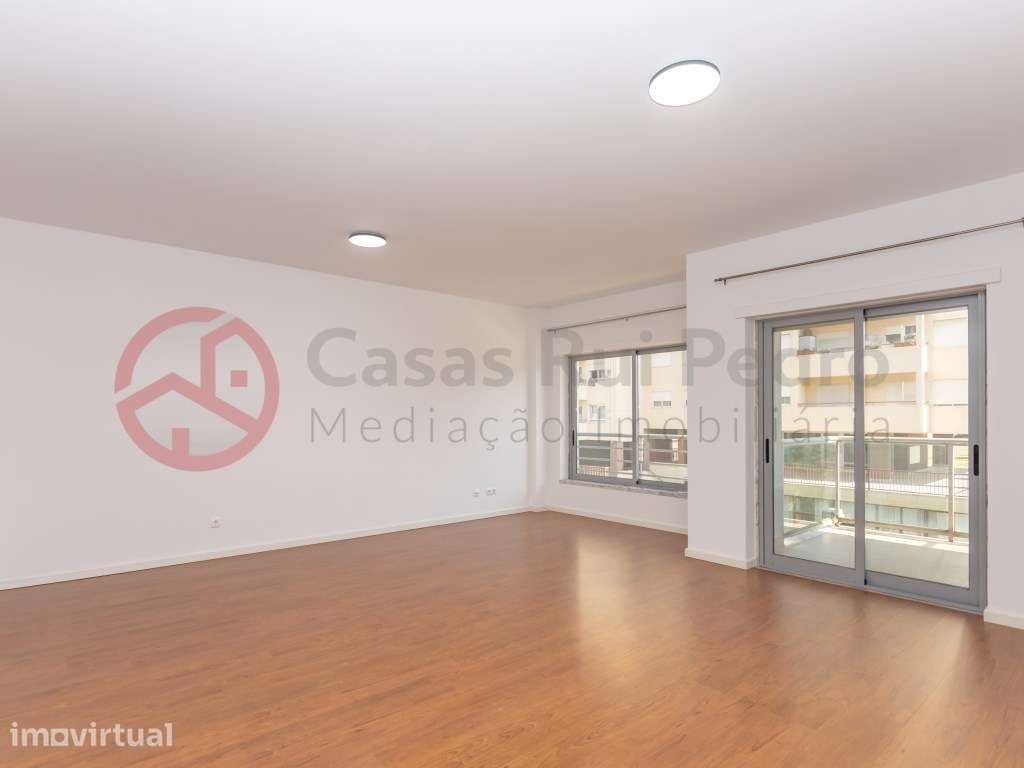 Apartamento T2 moderno com arrecadação e parqueamento, Rua José Afo... - Grande imagem: 2/60