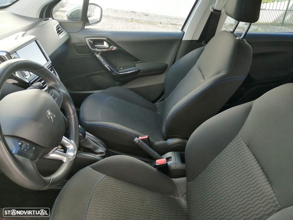 Peugeot 208 - 5