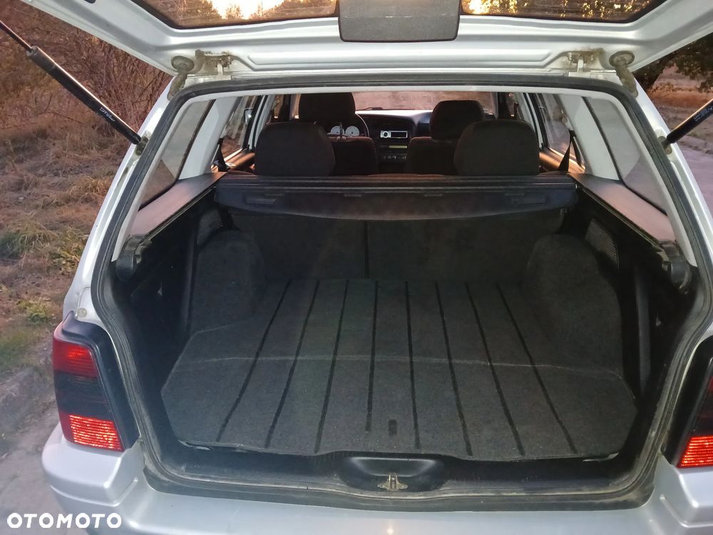 Volkswagen Golf 1.6 Comfortline - 14