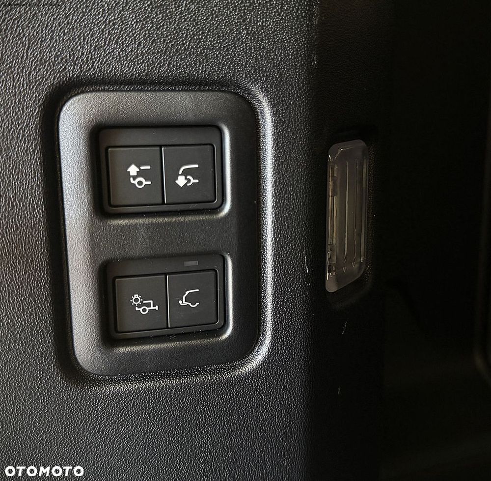 Land Rover Defender - 26