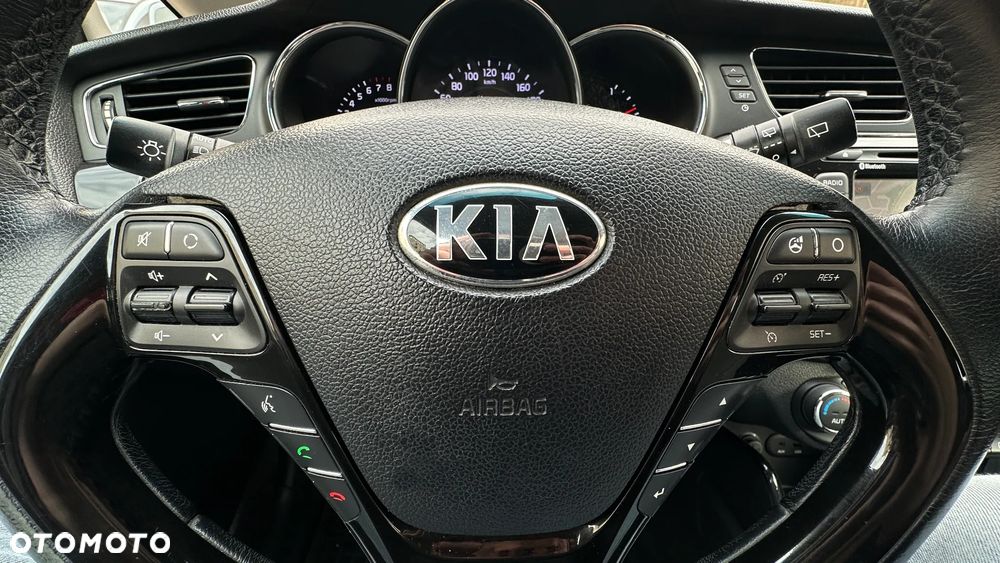 Kia Ceed - 33