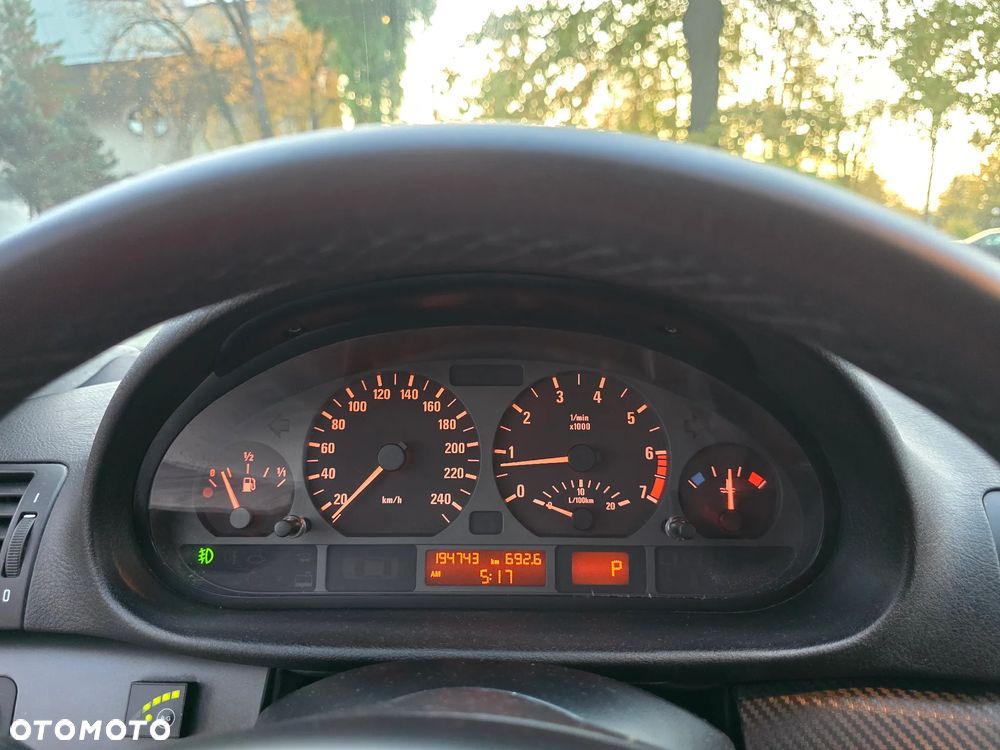 BMW Seria 3 323i - 35