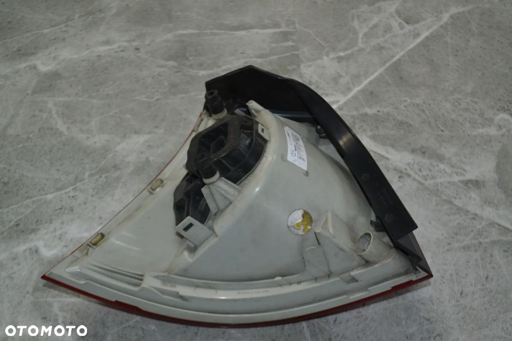 VW GOLF V HB LAMPA TYŁ TYLNA PRAWA W BŁOTNIK KPL Z WKŁADEM 1K6945096G - 2