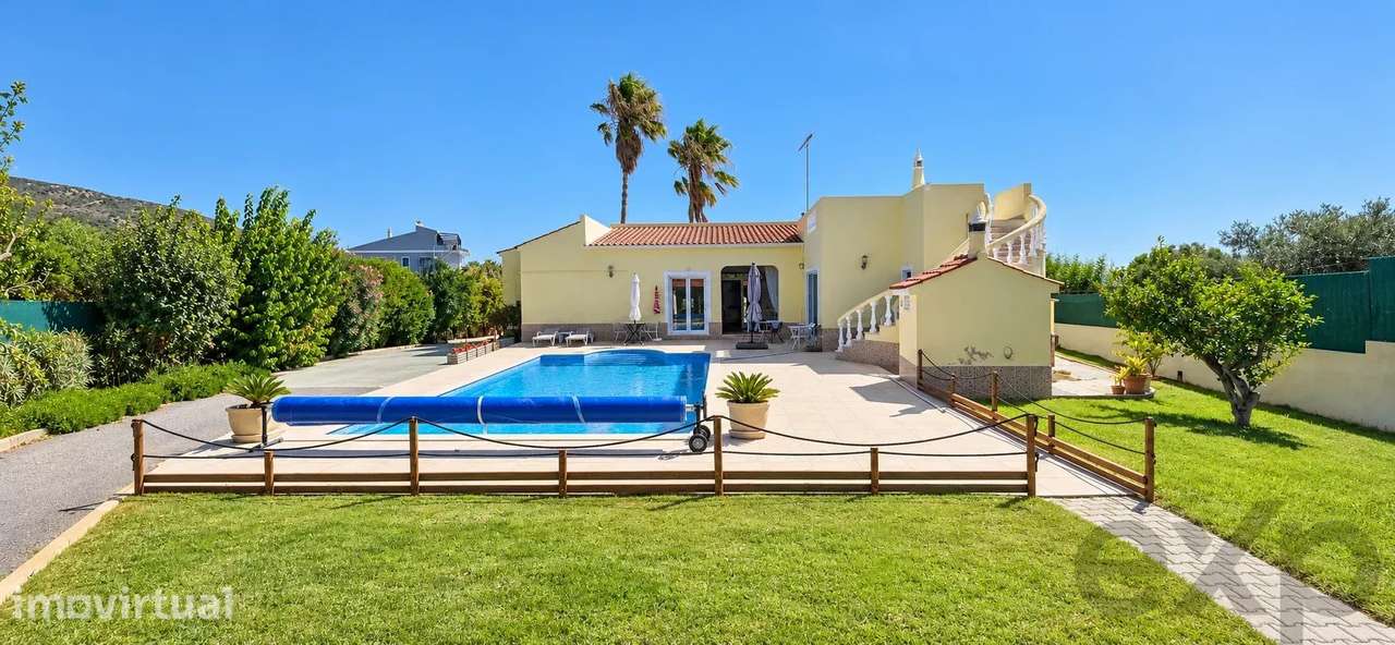 Moradia T4 com piscina em lote de 1.640 m²