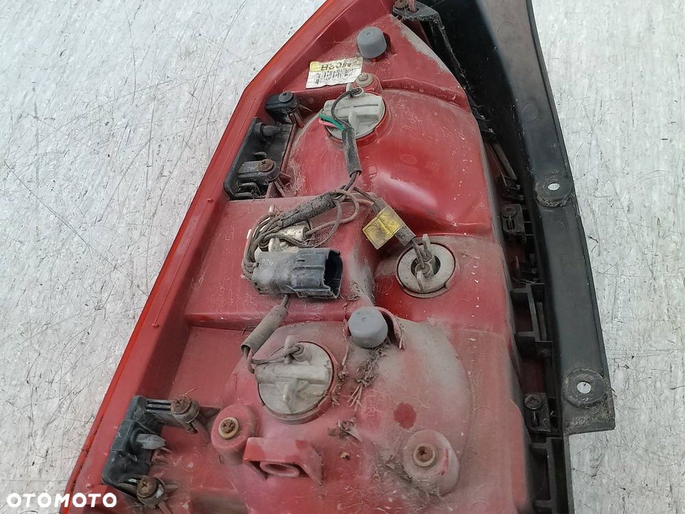 LAMPA TYLNA PRAWA HYUNDAI TUSCON I 92402-2E0 - 2