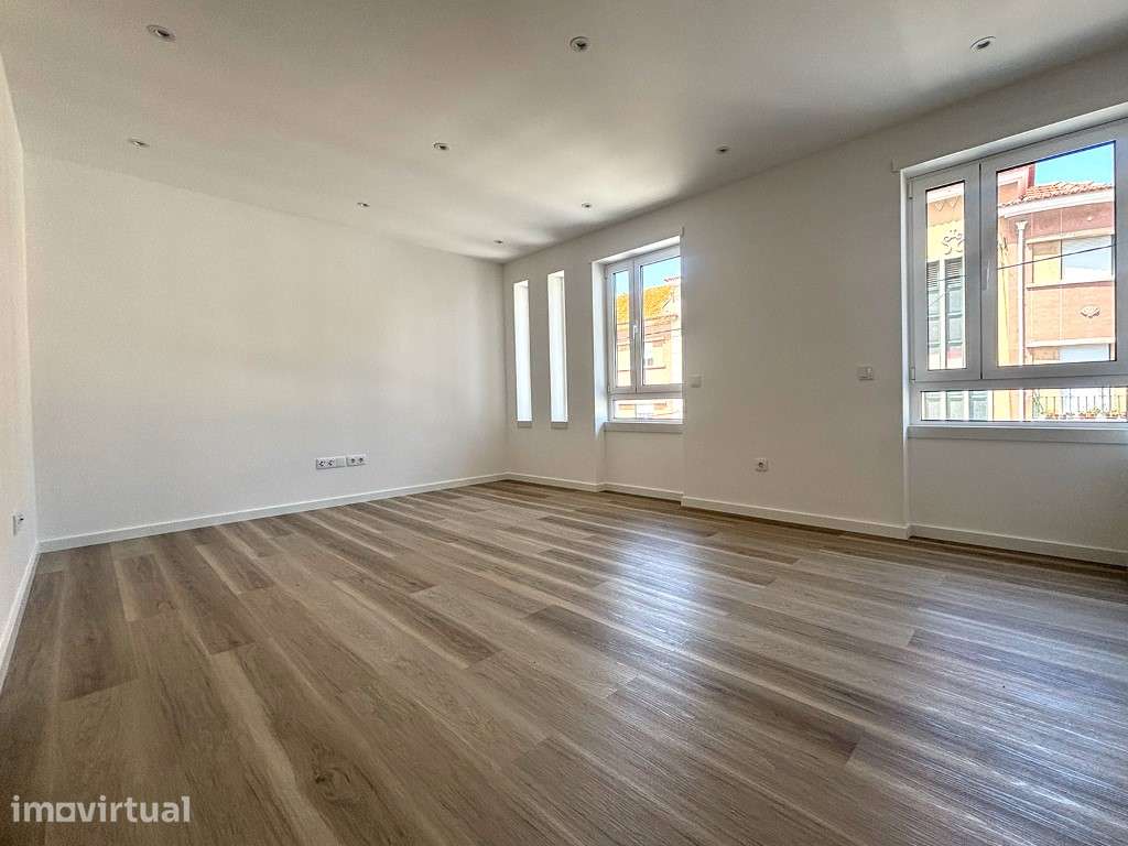 A 550 metros da praia, T2+1 totalmente renovado e pronto a habitar! - Grande imagem: 3/22