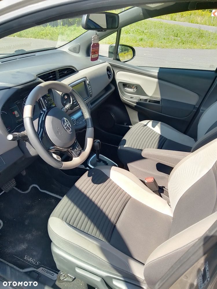 Toyota Yaris Hybrid 100 Selection Platinum - 14