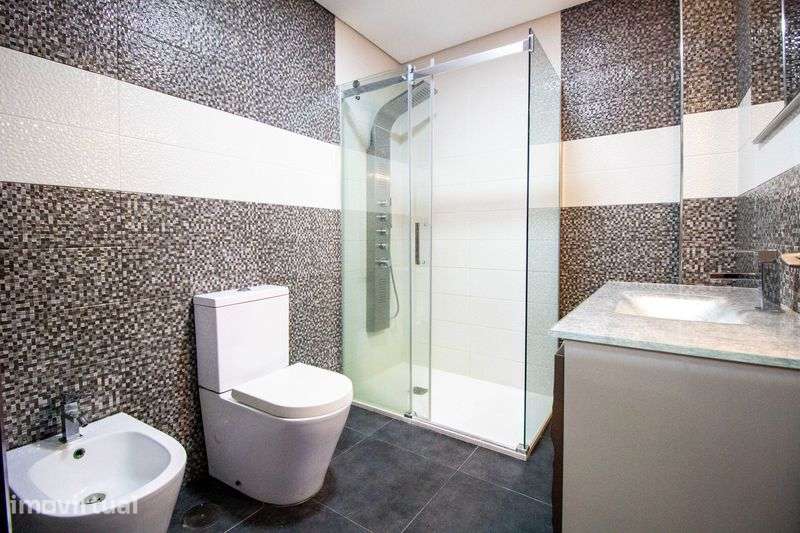 Moradia unifamiliar com dois pisos e logradouro - Grande imagem: 4/12
