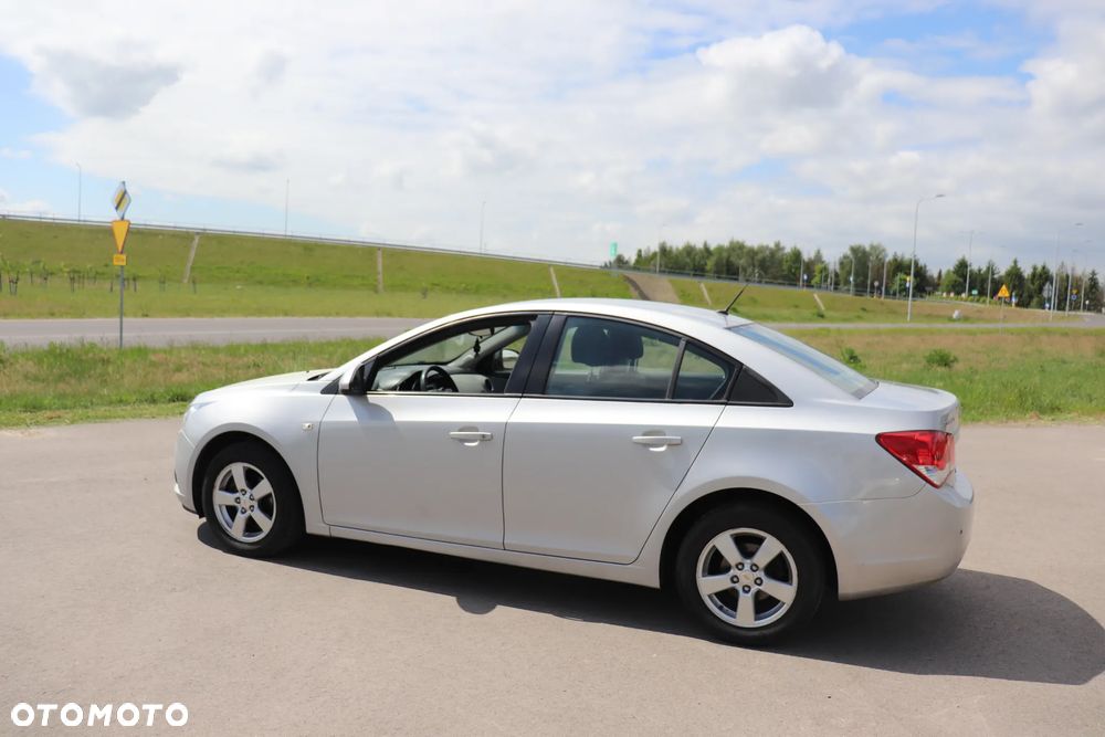 Chevrolet Cruze 1.6 Base - 12