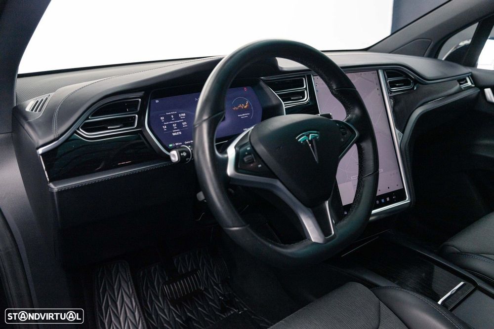 Tesla Model X - 25