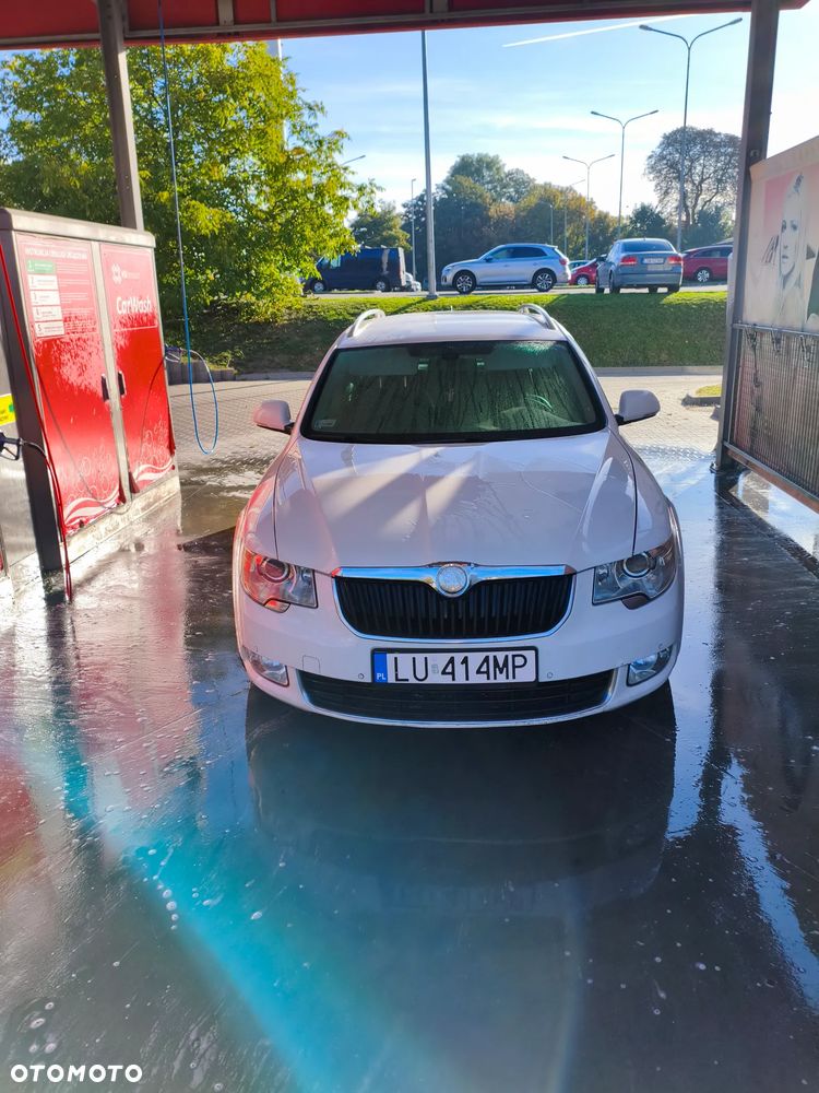 Skoda Superb 2011 photo 5
