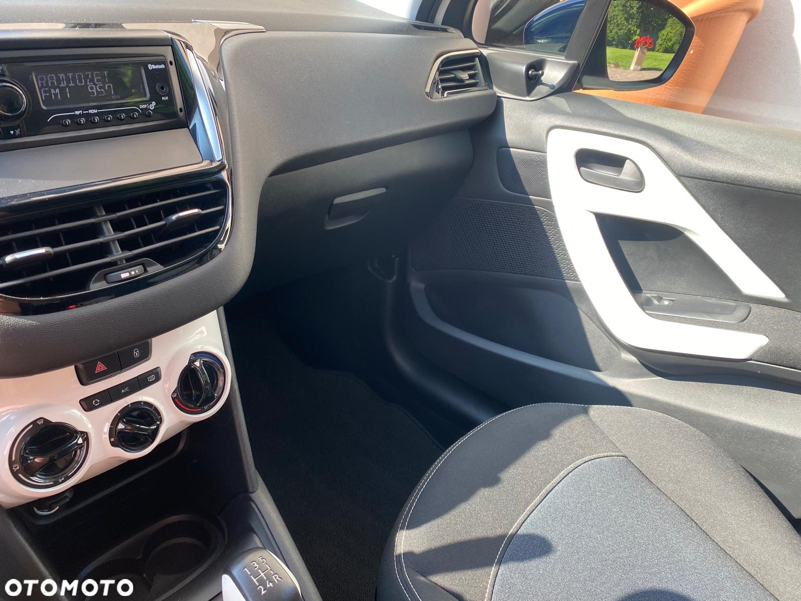 Peugeot 208 - 17
