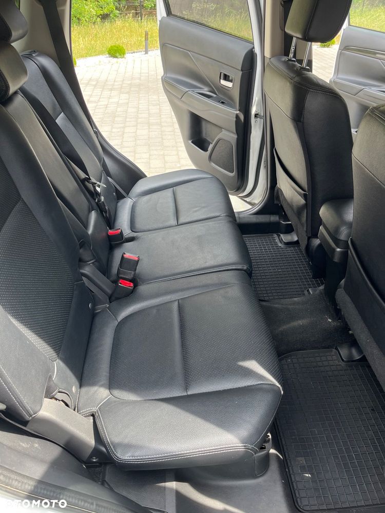 Mitsubishi Outlander 2.0 Instyle Navi 4WD CVT - 32