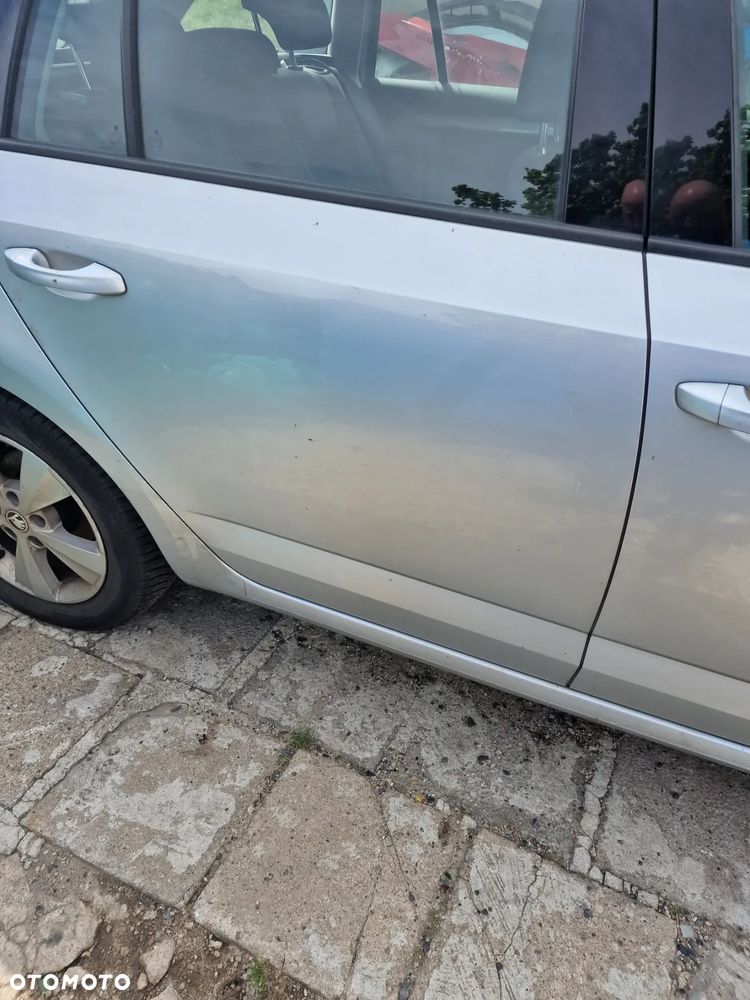 Drzwi prawy tył skoda octavia III kombi w kolorze LA7W - 1