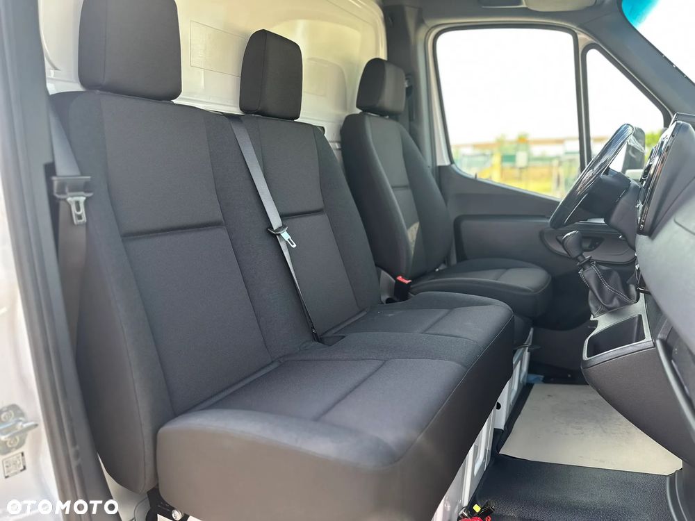 Mercedes-Benz Sprinter - 16