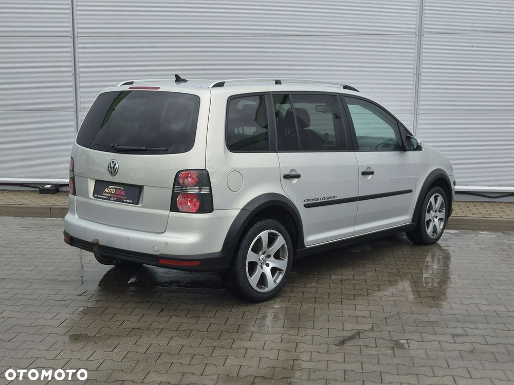 Volkswagen Touran - 10
