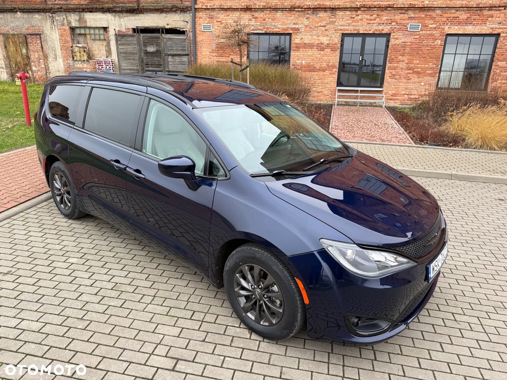 Chrysler Pacifica - 16