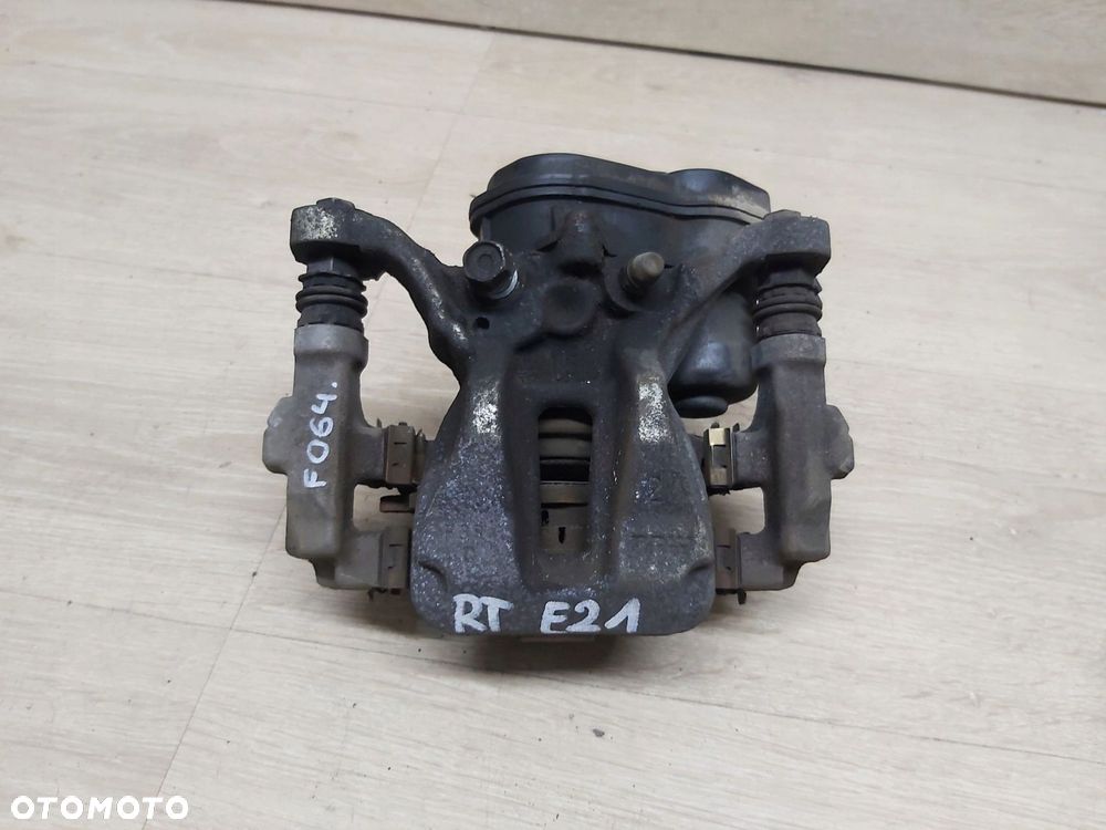 TOYOTA Corolla E21 zacisk prawy tył jarzmo 1,8 - 1