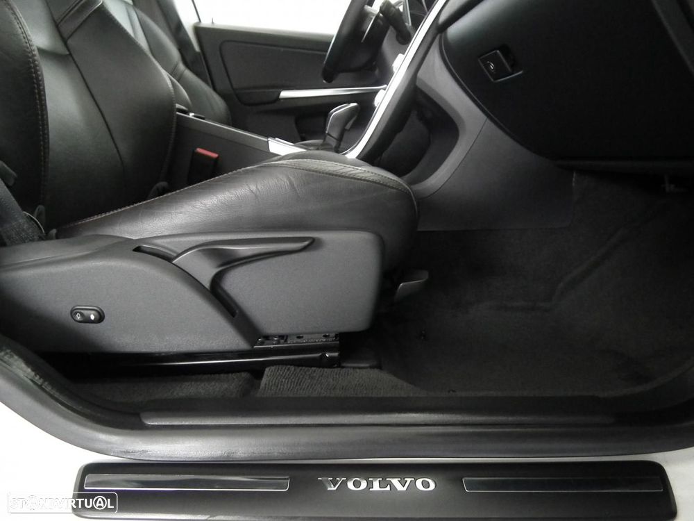 Volvo XC 60 2.0 D3 Dynamic Edition Geartronic - 17