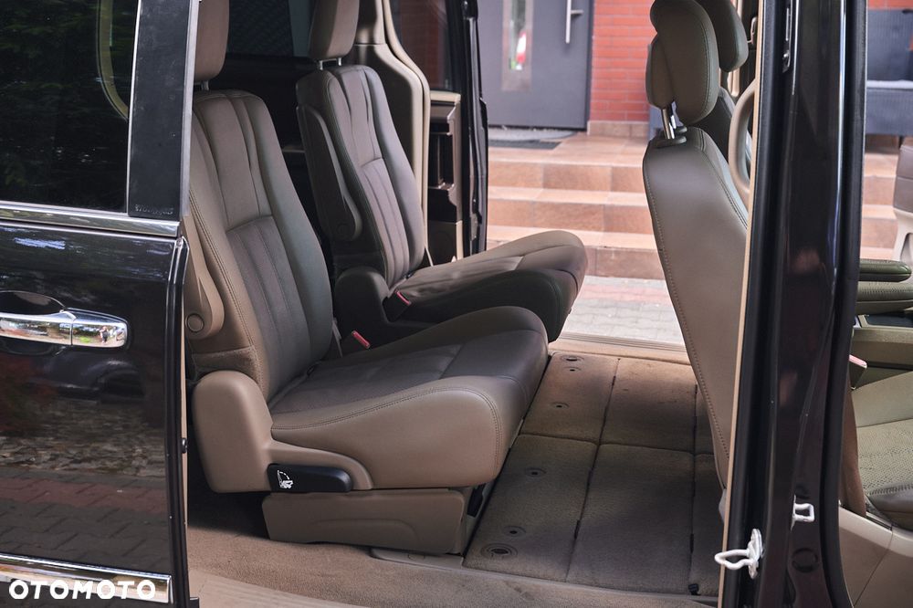 Chrysler Town & Country - 21