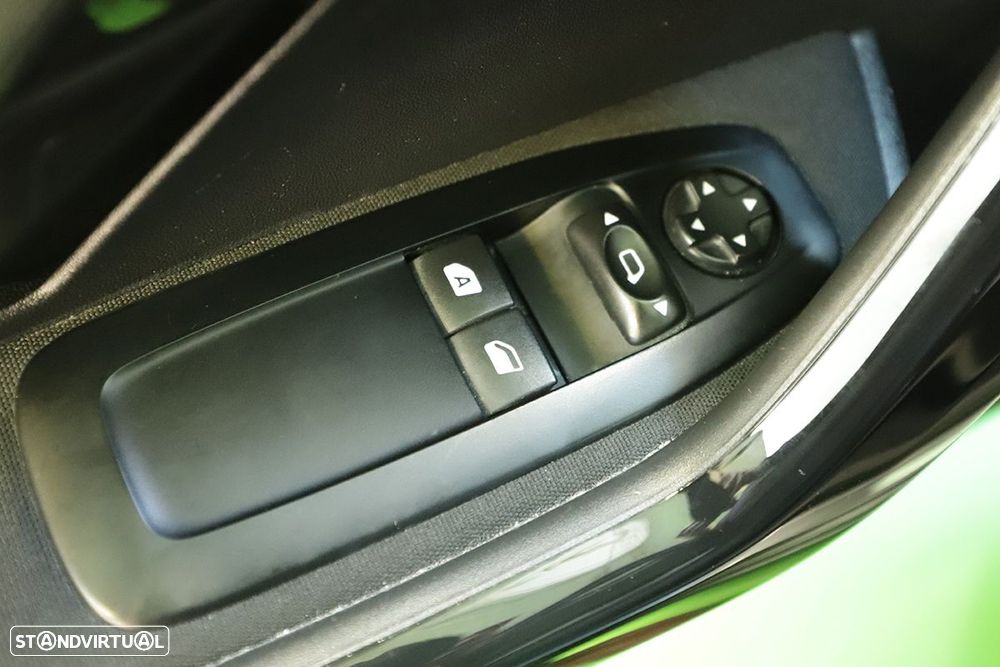 Peugeot 208 1.2 PureTech Style - 18