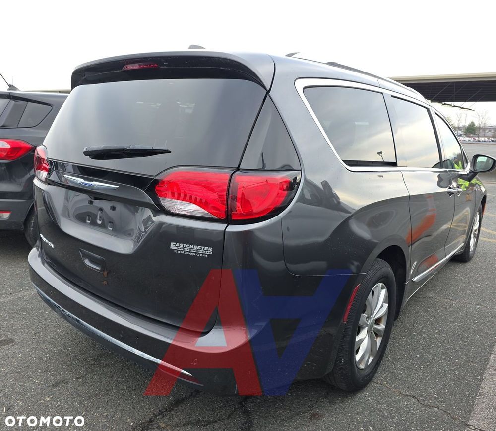 Chrysler Pacifica - 6