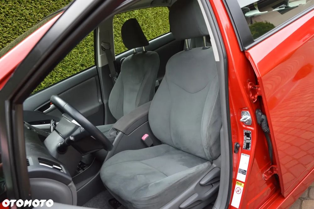 Toyota Prius (Hybrid) Life - 12