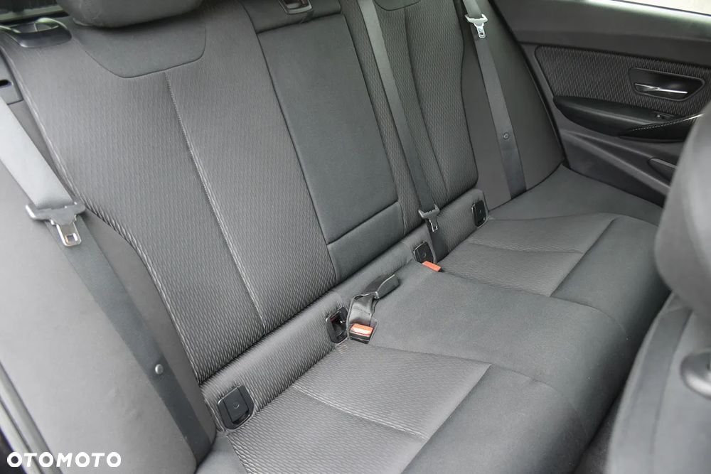 BMW Seria 3 318d Blue Performance Sport Line - 32