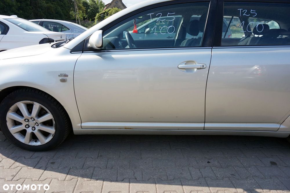 DRZWI PRZEDNIE LEWE AVENSIS II T25 KOMBI 1C0  SREBRNY TOYOTA 2003-2006 - 2
