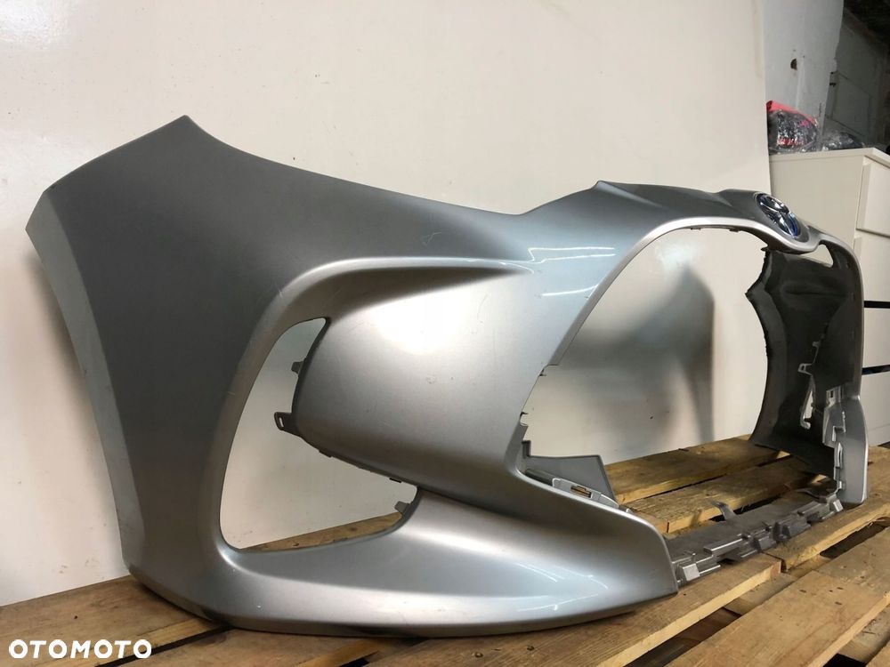 zderzak przód przedni toyota yaris iv 4 2020- + znaczek oryginał cały - 2