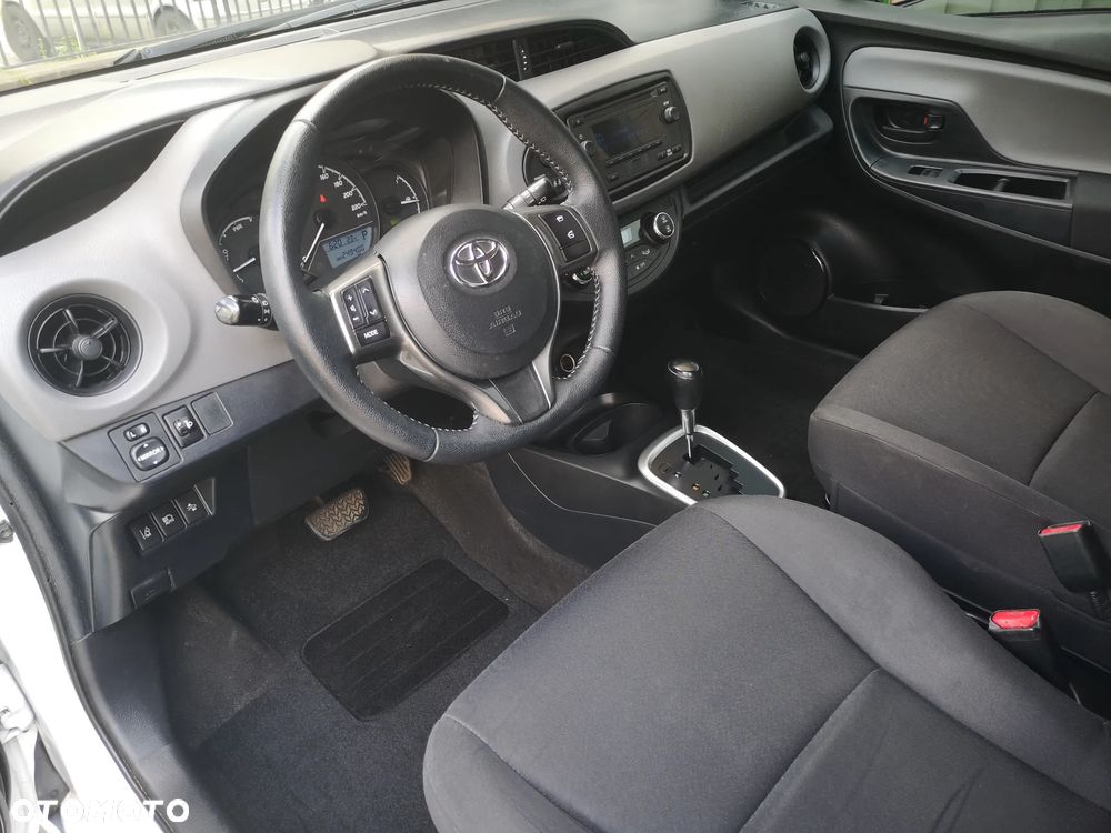 Toyota Yaris Hybrid 100 Sol - 12