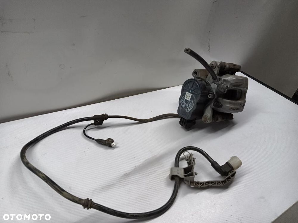 ZACISK TYŁ TYLNY PRAWY MERCEDES A35 W177 A2474230700 - 2