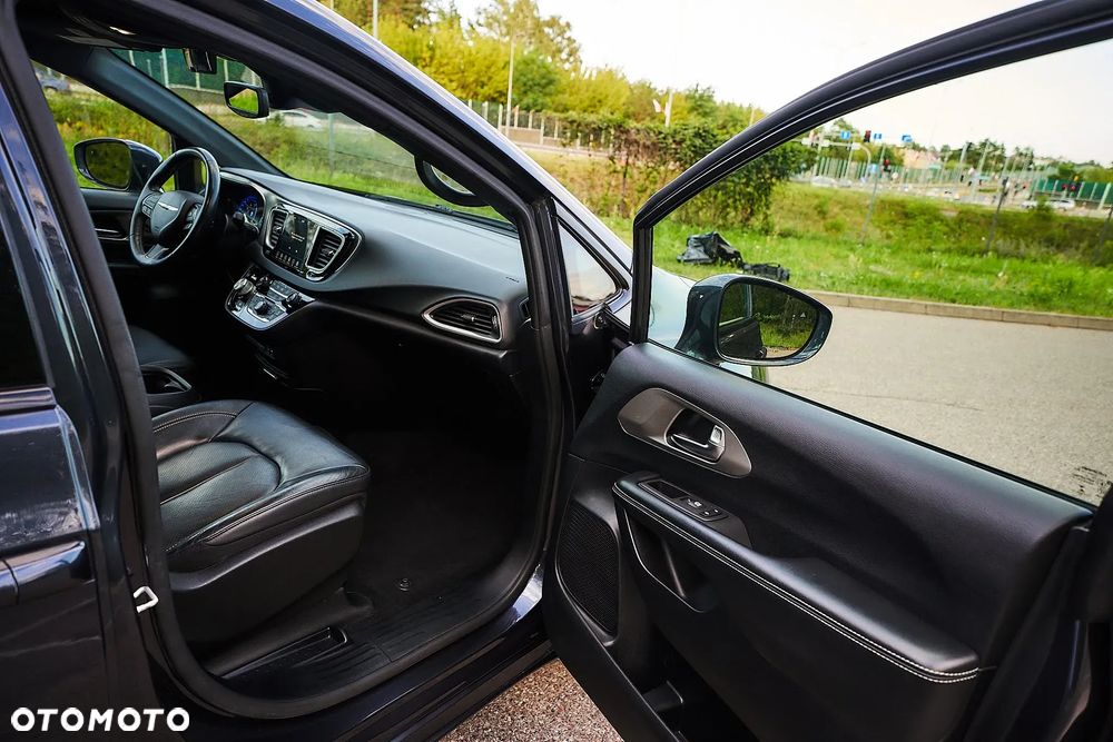 Chrysler Pacifica - 28