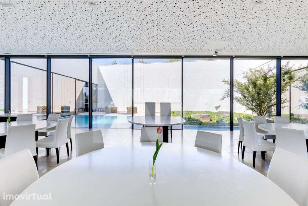 Propriedade / Quinta inserida num terreno de 1,2Ha a 5 m do aeroporto - Grande imagem: 2/15