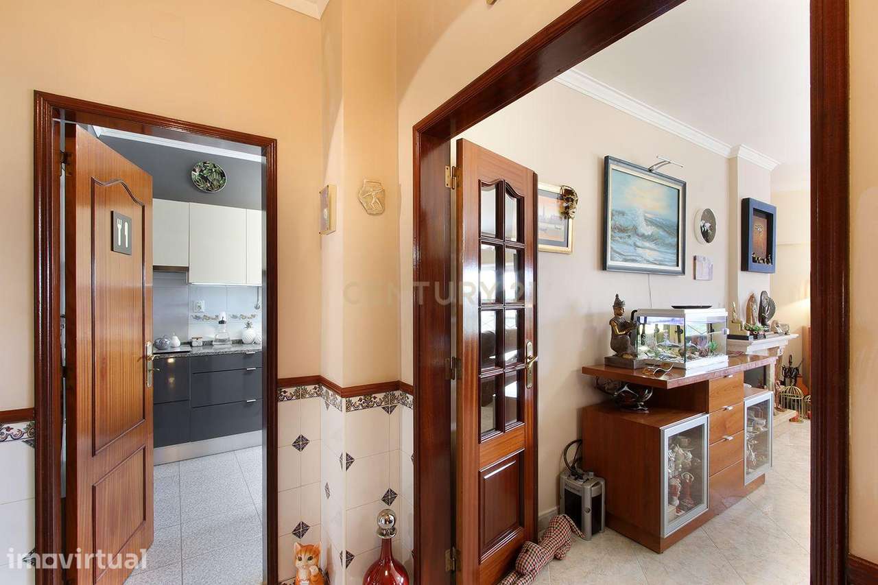 Elegante T2 Semi Renovado na Tapada das Mercês | Áreas Generosas, Conf - Grande imagem: 5/25