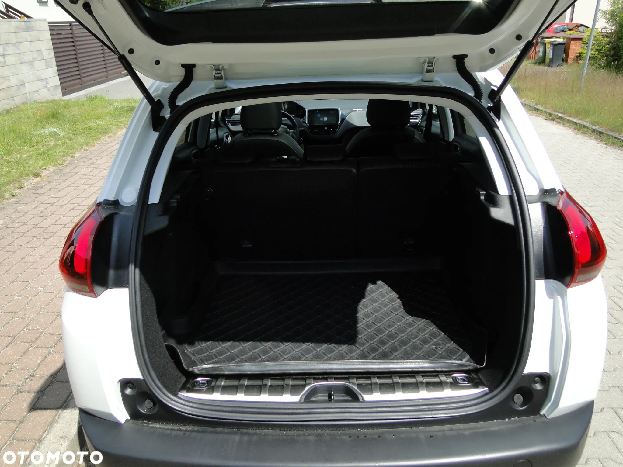 Peugeot 2008 PureTech 110 GPF EAT6 Black Edition - 24