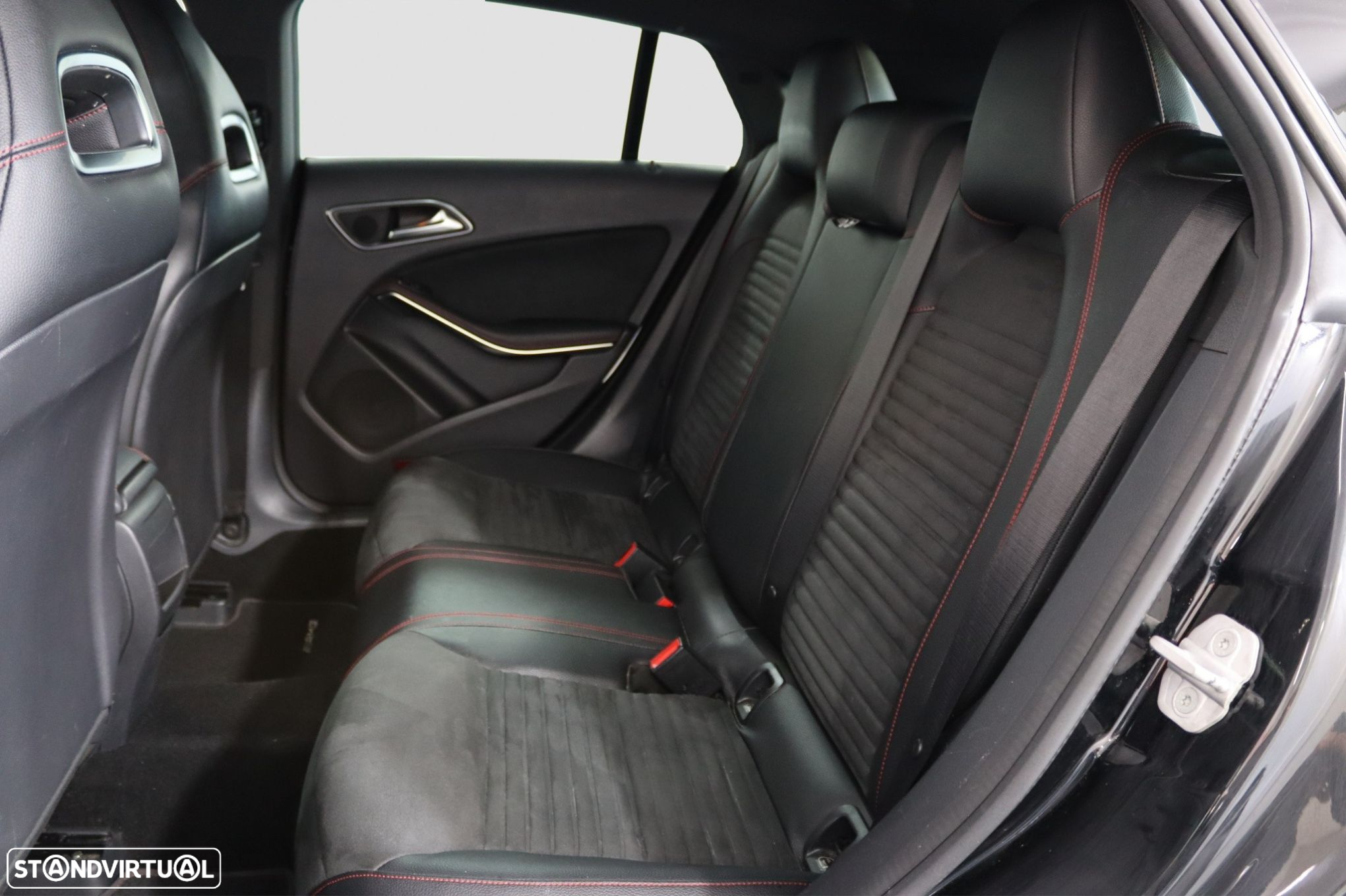 Mercedes-Benz CLA 180 d Shooting Brake AMG Line - 10