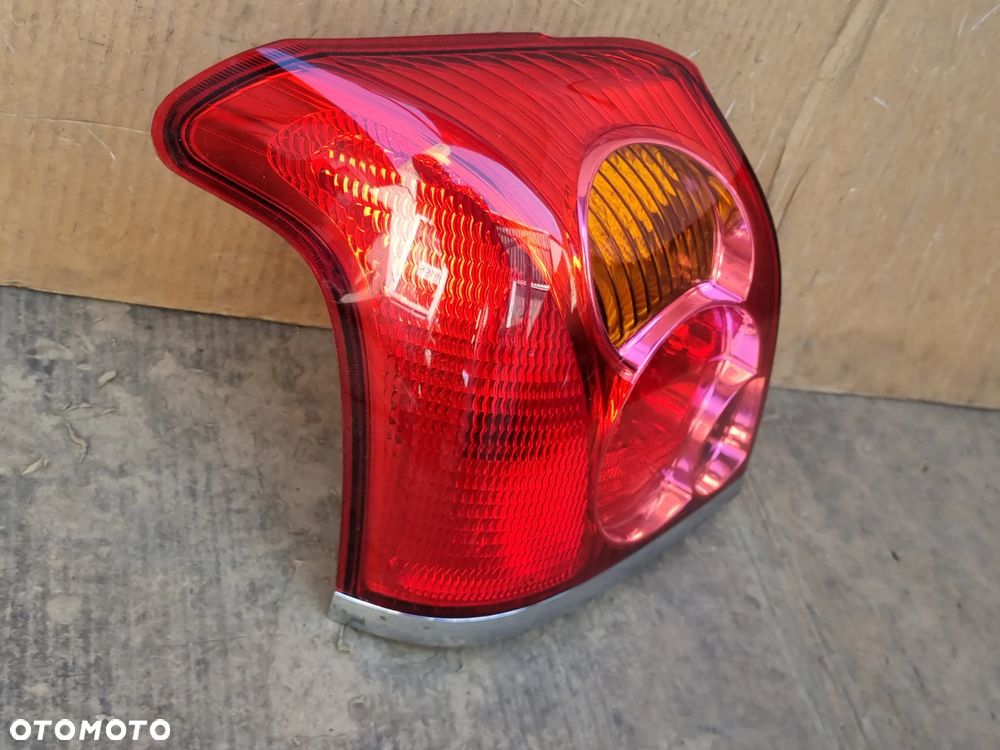 TOYOTA AVENSIS T25 SEDAN LAMPA LEWY TYŁ TYLNA - 4