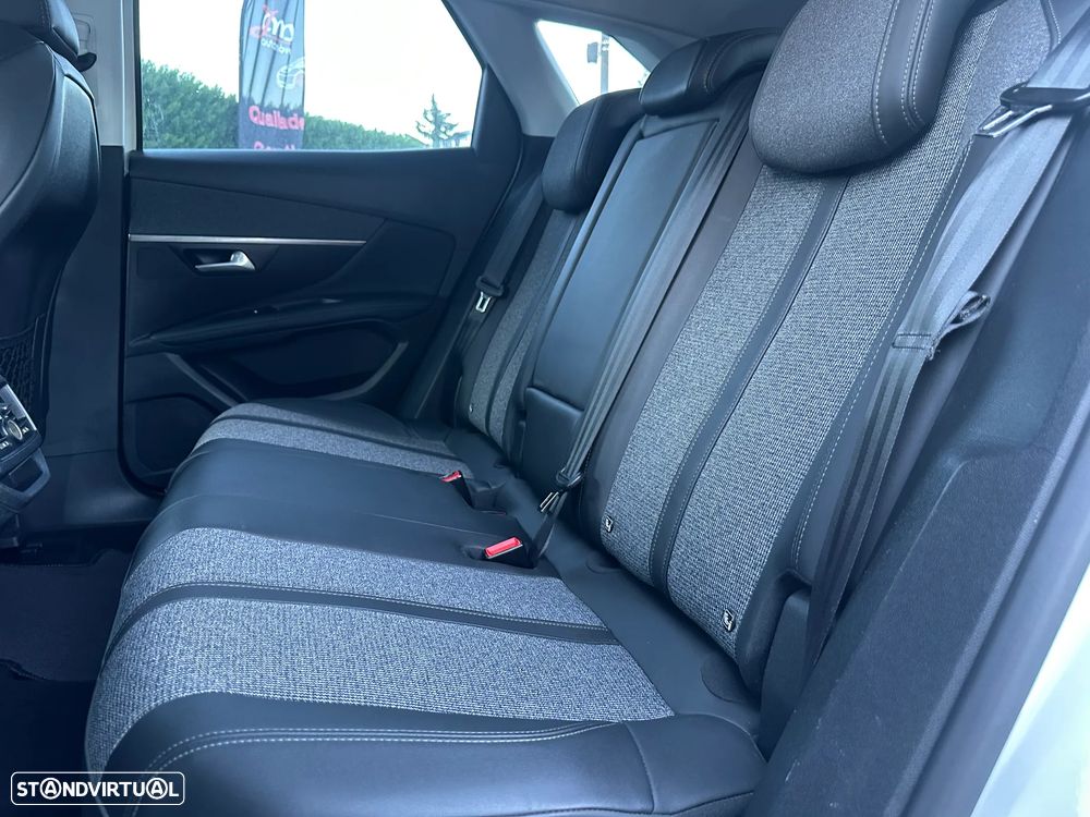 Peugeot 3008 PureTech 130 Stop & Start GPF Allure — fotografia 18