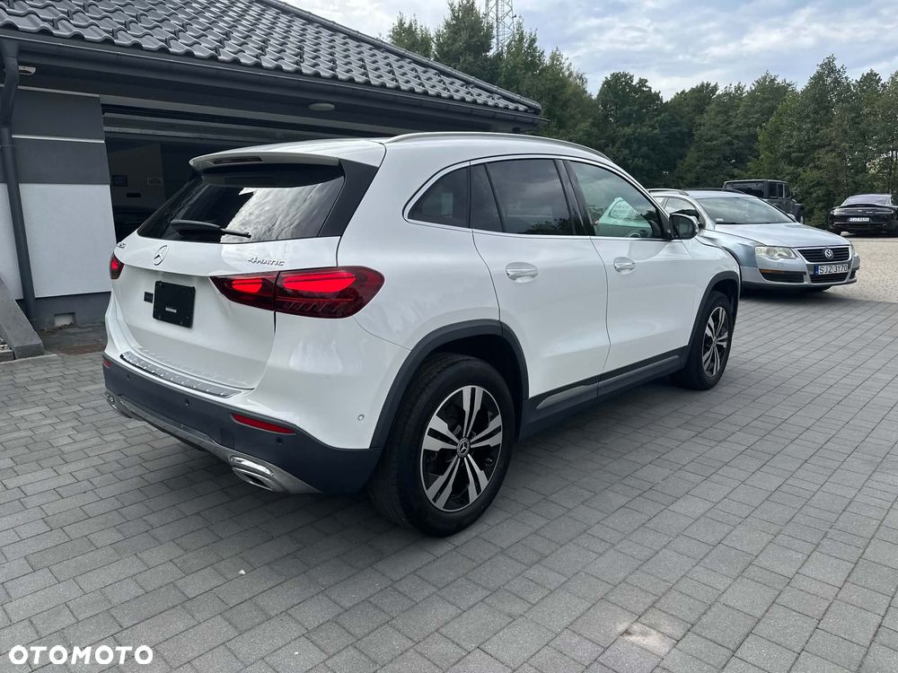 Mercedes-Benz GLA 250 4Matic 8G-DCT EDITION 2022 - 25