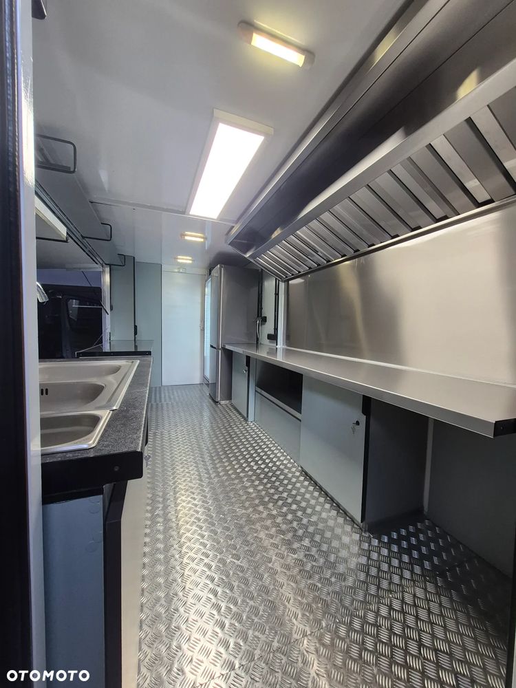 Mercedes-Benz Food Truck - 4