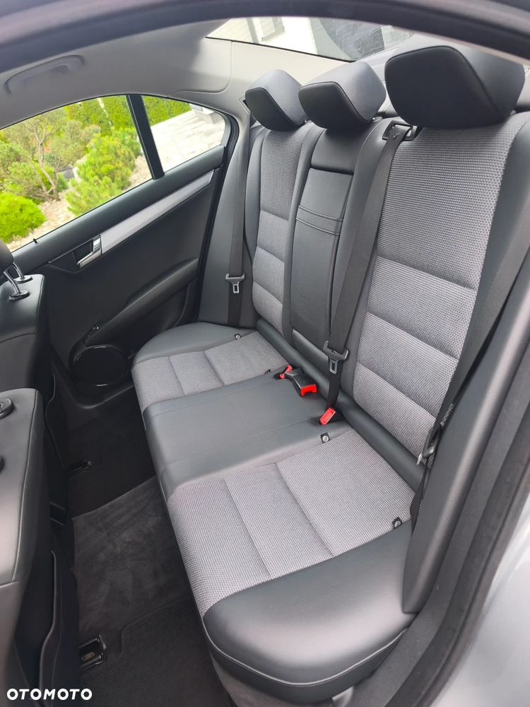 Mercedes-Benz Klasa C 180 CGI BlueEFFICIENCY Avantgarde - 22