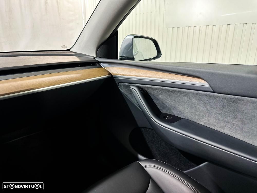 Tesla Model Y Long Range Dual Motor AWD - 24